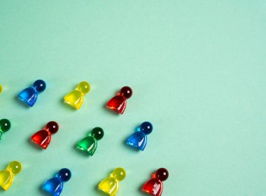 Çok renkli insan figürleri ve kopyalama alanı. İşe alım, insan kaynakları. Yetenek edinme, takım oluşturma ve insan kaynakları yönetimi. Aday araması. İstihdam olanakları