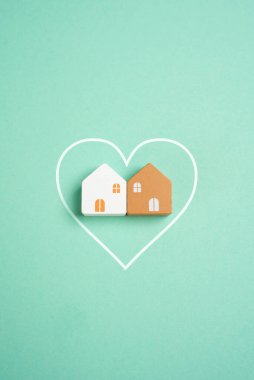 Kalbin içinde iki ev yan yana. Romantik ilişkiler, aile kurmak. Bir aile kurmak ve bir evi paylaşmak duygusal bağlantıyı yansıtır. Özellik konsolidasyonu