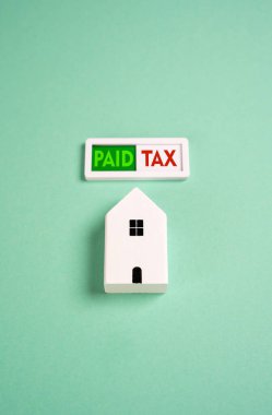 Evin parasını vergi ödedi. Gösterge yeşil yanıyor, bu da emlak vergisinin başarılı bir şekilde ödendiğini gösteriyor. Vergi mevsimi. Finansal sorumluluk. Para cezasından kaçının. Giderleri düşür, parayı geri al..