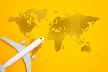 Uçak ve dünya haritası. Yolcu taşımacılığı. Uluslararası uçuşlar. Dünya turizmi. Dünya çapında yolcu hareketi, küreselleşme ve verimli ulaşım ağlarının önemi.