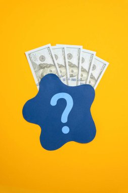 Dolarlar mavi noktanın arkasında. Kirli para kavramı mı yoksa kaynağı belirsiz mi? Para aklama, para aklama. Mali şeffaflık, yasadışı işlemler. Mali soruşturmalar.