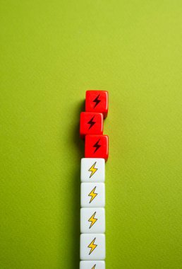 Elektrik ihtiyacını karşılamak için yetersiz. Talep arzı aşar, sıkıntı ve ızgara gerilimine neden olur. Enerji kesintileri, sınırlı enerji erişimi veya artan tüketimi karşılayamayan altyapı.