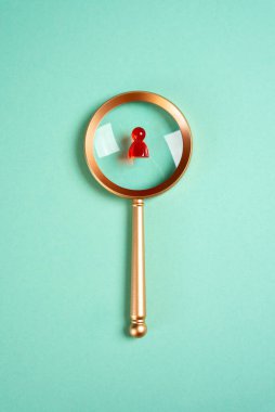 Büyüteçteki bir adamın kırmızı figürü. İşçi arayın. Araştır. İnsan İstihbaratı 'ndan. İnsan kaynakları, güvenlik ya da stratejik operasyonlar. Personel alımı.