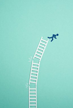 Düşen merdivenden düşen bir adam. İlerlemeyi kaybediyoruz. Kariyer geliştirme. Aksilikler, riskli ilerleme ya da başarının kırılganlığı ve yapısal destek. Ani başarısızlık, istikrar kaybı, iş çöküşü..