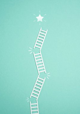 Başarı yıldızından düşen merdiven. Başarıya ulaşamamak. Dikenli yol. Zor bir yolculuk, başarı yolunda gerilemeler, ya da kişisel ya da mesleki gelişimde kaçırılan fırsatlar..