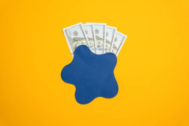 Dolar banknotları karanlık bir noktanın arkasında gizlidir. Kaynağı belirsiz para kavramı. Para aklama, vergi kaçırma veya mali soruşturmalarda açıklanamayan gelir.