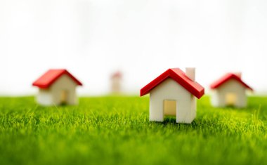 Çimlerin üzerindeki evler. İnşaat için konut ve arazi. Satın alma ve satma. Konut inşaatı, emlak alım satımı, ya da banliyö konut trendleri. Ev sahipliği fırsatları