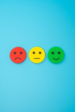 Üzgün, ilgisiz ve mutlu üç emoji yüzü. Müşteri geribildirim, tatmin oranları, duygusal tepkiler veya anket sonuçları kavramı.