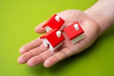 El avucundaki evler. İnşaat ve konut satışı. İpotekler ve borç verme. Geliştiriciler, kiracılar. Konut inşaatı, emlak satışları, ipotekler ve müteahhitlerin veya ev sahiplerinin kredileri..