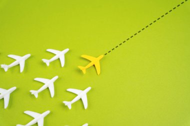 Uçaklar, uzun rota boyunca liderin arkasında uçar. Havacılık ve yolcu taşımacılığı. Liderlik kavramı. Havacılık endüstrisi koordinasyonu ve hava taşımacılığında stratejik yön.
