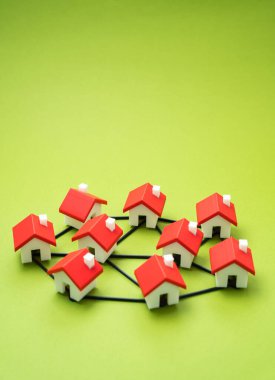 Çizgilerle birbirine bağlı evler bir topluluk oluşturur. Birlik ve organizasyon. Ev sahipleri dernekleri, ya da IoT ve kamu hizmetleri yoluyla akıllı şehir bağlantıları.