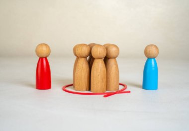 Kararsızlığın zihni ve sadakati için yapılan mücadelede rakipler. Seçmenler için siyasi mücadele. İdeolojiler, medya anlatılar veya tartışmalı seçmenlerdeki kampanyalar arasındaki gerginlik.