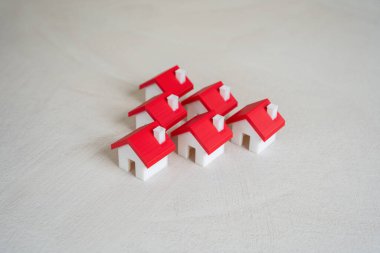 Bir grup ev. Konut, mahalle ve mülk sahipleri topluluğu. Konut yoğunluğunu, banliyö gelişimini ya da toplu yaşamı gösterir. Emlak eğilimleri, altyapı veya yerel planlama.