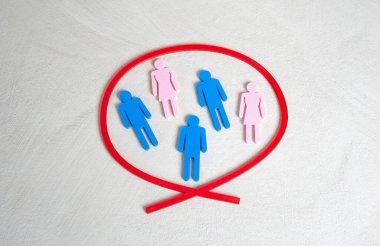 İnsanlar kırmızı ile işaretlenmiş. Bir grup içinde seçim, dışlama ya da hedef odaklanma. Kontrol ölçümleri, kimlik veya davranış analizi.