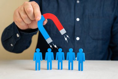Mıknatısı olan bir adam insanları cezbeder. Liderlik karizması. Müşterileri cezbetmek ya da işe almak. İşe alım stratejileri, iş yardımları, müşteri edinme.