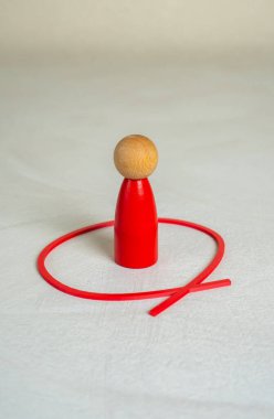 Kızıl adam kırmızı bir çizgiyle çizilmiş. Kendini sınırla. Yerini bul. İç gözlem, bireysel sınırlar veya sosyal bağlamlarda duygusal yoksunluk.