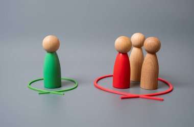 Kişi bu konuda azınlıkta. Sosyal izolasyon, muhalif görüşler, ya da yeterince temsil edilmemiş sesler. Direniş, alternatif düşünce, ya da çoğunluğun fikrinden dışlanma.