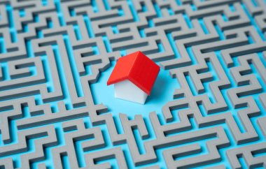 Labirent labirentlerinin ortasında bir ev. Kendi evini almakta zorlanıyorsun. Altyapı ve ulaşım sistemi, bir rota belirliyor. Ev sahipliğinin önündeki engeller, bürokratik karmaşıklık