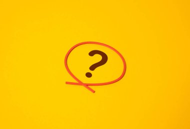 Soru işareti kırmızı bir daire şeklinde çizilmiş. Bir soruya ya da belirsizliğe odaklan. İş, politika ya da kişisel finans konularında devam eden sorunlar. Çözülmemiş sorunlar, şüphe.