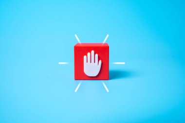 Dur sembolü ile engelle. İşi durdur, süreci durdur. Tehlike. Operasyonlar durduruldu, acil durum protokolleri. Askıya alınmış süreçler, güvenlik endişeleri. Tehlike ve uyum sorunları nedeniyle idari gecikmeler