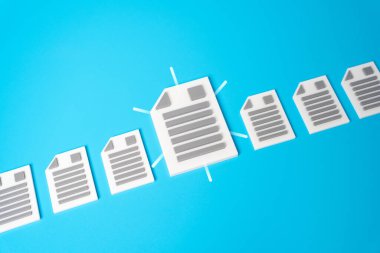 Belgelerin yönetim paketi. Gerekli belgeyi, belgeyi ya da kanıtı bul. Bürokrasi. Büyük bir belge seti yönetiliyor. Düzenleyici uyum, denetim hazırlığı. Sertifika