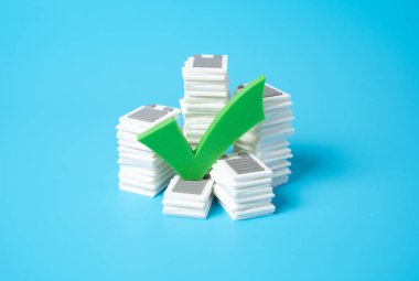 Bir sürü onay ve bir sürü evrak işi. Uzun bürokratik süreçlerden sonra olumlu bir sonuç alırız. Bürokrasi yoluyla sebat. Uzun gecikmelerden sonra başarılı bir sonuç. İdari onay