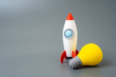 Roket ve ampul. Başlangıç fikirleri ve teknolojileri. Yenilikçi teknolojilerin başlatılması. Endüstrilerin dönüşümü. Risk sermayesi. Yüksek riskli ödül. Bilim ve iş dünyası sinerjisi.