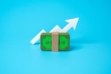 Para ve grafik oku yukarı. Gelir ve kar artışı. Para arzını arttır. Bütçe artışı. Finansal başarı. Pozitif trend. Ekonomik genişleme. Gelir artışı. Yatırım artışı.