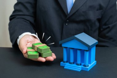 Bir işadamı bankaya para yatırır. Para arzı nüfusun elindedir. Maliye, yatırımlar, bankacılık sektörü, tasarruflar, ekonomik büyüme ve para politikası için kullanışlı.