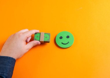 Memnuniyet verici maaş ve gelir. Arzu edilen gelir. Kişisel finans, emek piyasası, kariyer başarısı, iş tatmini, insan kaynakları ve ekonomik refah kavramı.