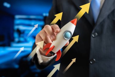 Bir iş adamı havaya bir iş roketi fırlatıyor. Girişim ya da iş kurma kavramı. Yenilik, girişimcilik, yeni projeler, büyüme potansiyeli ve başarı stratejisi.