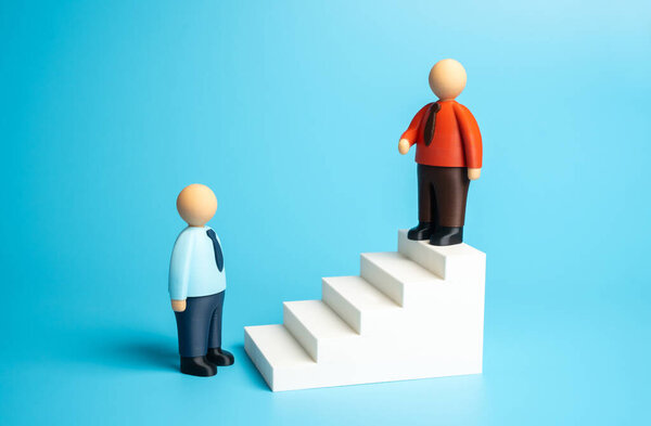 Красный бизнесмен бросает вызов синему. Продвижение по службе. Нанимать подчиненных и искать замену. Концепция соперничества, конкуренции за лидерство и развития персонала в корпоративной иерархии