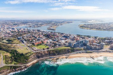 Newcastle CBD bölgesi ve Hunter Nehri 'nin havadan görüntüsü. Newcastle Avustralya 'nın ikinci en eski şehridir ve Newcastle Beach' in hemen yanındadır.