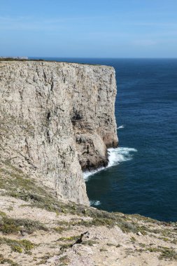 Sagres yakınlarındaki engebeli uçurum ve okyanus Portekiz Farol do Cabo de So Vicente Portekiz