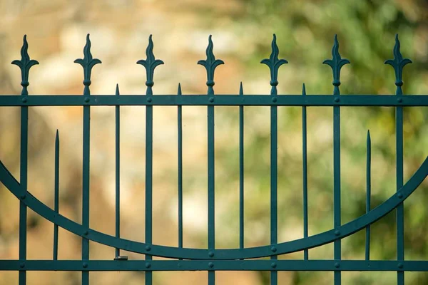 Зеленый Забор Металлические Ворота — стоковое фото