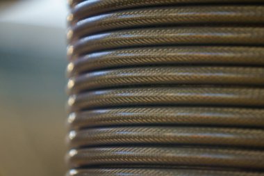 Makaranın üzerinde paslanmaz kılıf yarası olan dayanıklı elektrik kabloları.