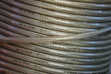 Makaranın üzerinde paslanmaz kılıf yarası olan dayanıklı elektrik kabloları.