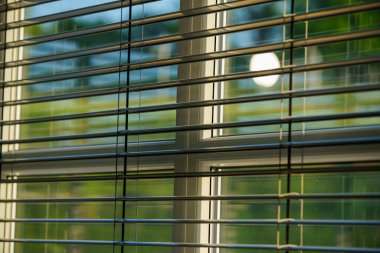 Atölye ve ofis metali arka planda yatay körlük çizgisi ayrıntıları.