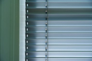 Atölye ve ofis metali arka planda yatay körlük çizgisi ayrıntıları.