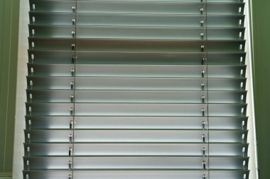 Atölye ve ofis metali arka planda yatay körlük çizgisi ayrıntıları.