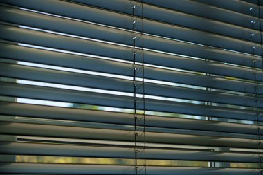 Atölye ve ofis metali arka planda yatay körlük çizgisi ayrıntıları.