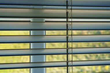 Atölye ve ofis metali arka planda yatay körlük çizgisi ayrıntıları.