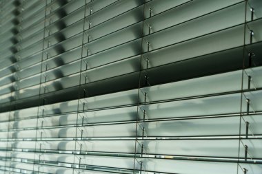 Atölye ve ofis metali arka planda yatay körlük çizgisi ayrıntıları.