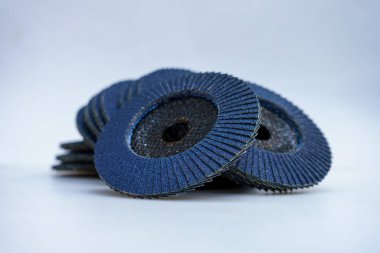 El zımparalama için Lamellar zımparalama diski, beyaz arka planda mavi detay.