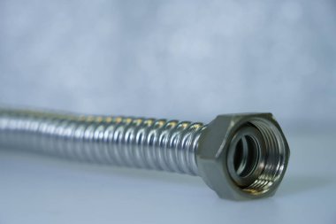 Paslanmaz çelik hortumlar ve esnek borular, montajlar ve basınç eklemleri.