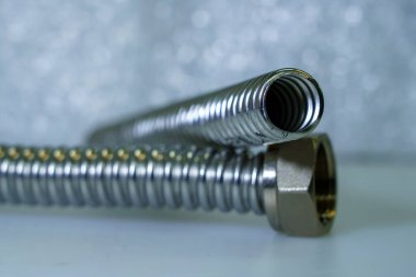 Paslanmaz çelik hortumlar ve esnek borular, montajlar ve basınç eklemleri.