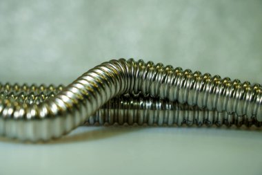 Paslanmaz çelik hortumlar ve esnek borular, montajlar ve basınç eklemleri.