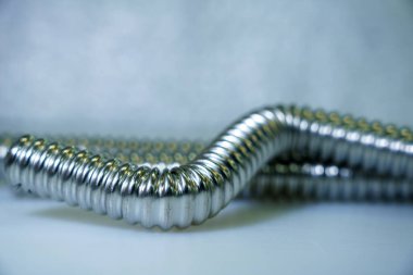 Paslanmaz çelik hortumlar ve esnek borular, montajlar ve basınç eklemleri.