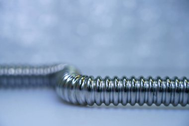 Paslanmaz çelik hortumlar ve esnek borular, montajlar ve basınç eklemleri.