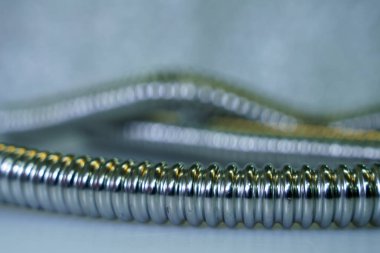 Paslanmaz çelik hortumlar ve esnek borular, montajlar ve basınç eklemleri.